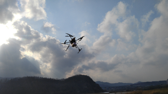 강원 영월 공역에서 드론이 물품배송 시연을 하고 있다.  엑스드론 제공